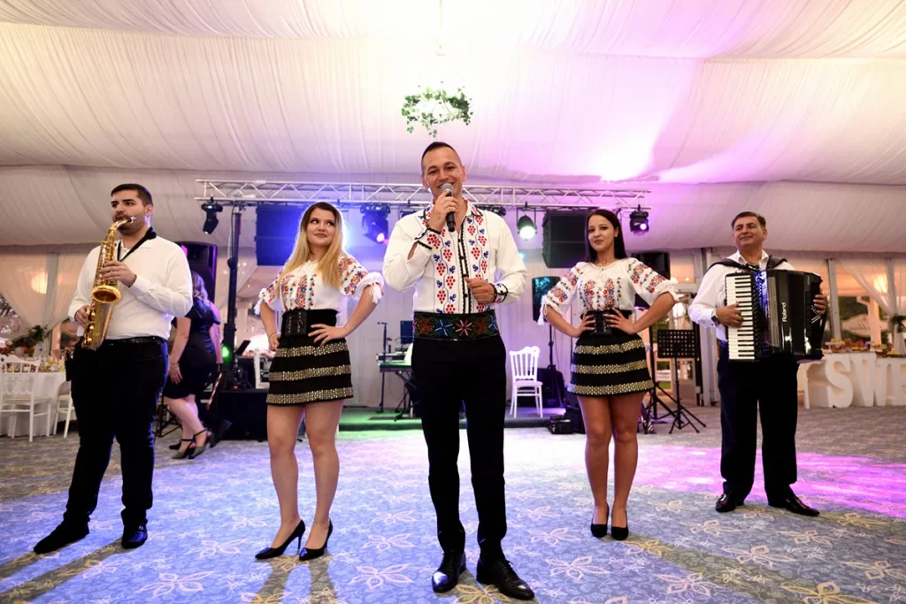 Formație cântând live la o nuntă – alegerea perfectă pentru eveniment