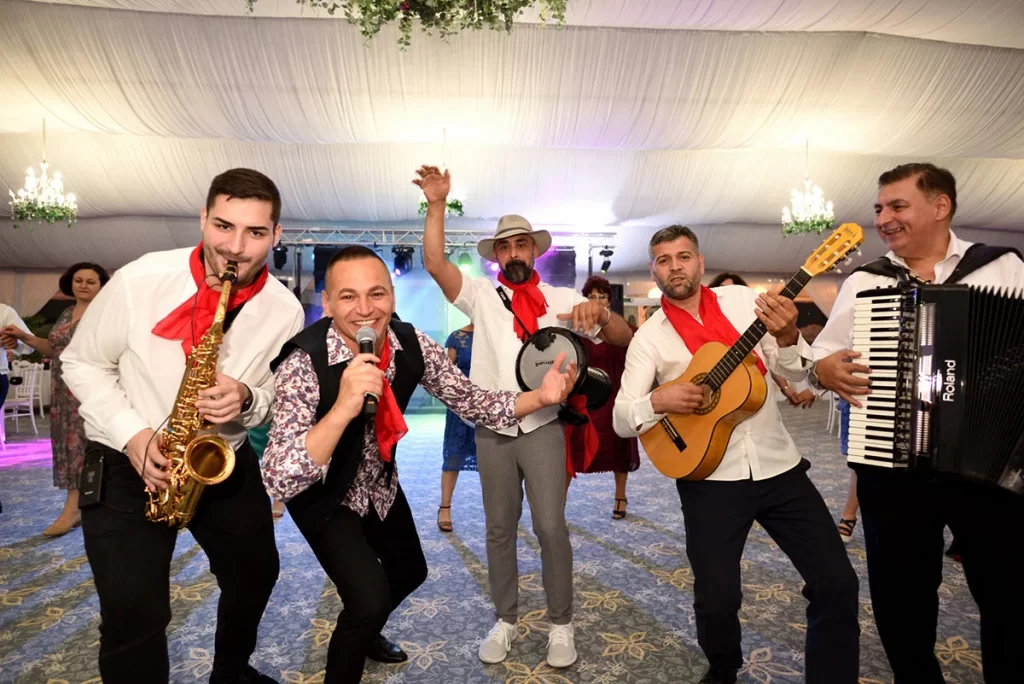 Formație live cântând la o nuntă – evită greșelile frecvente