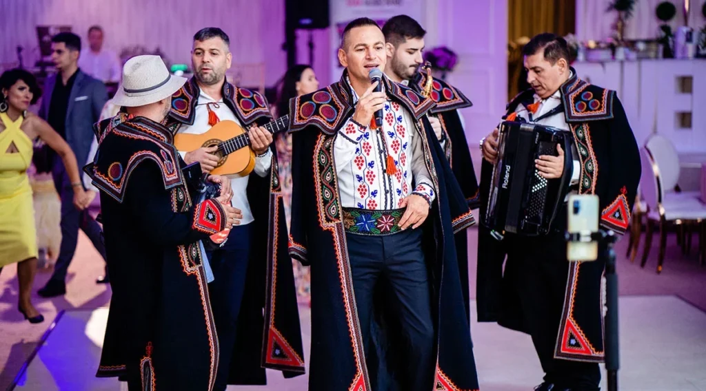 Formație live cântând la un eveniment elegant