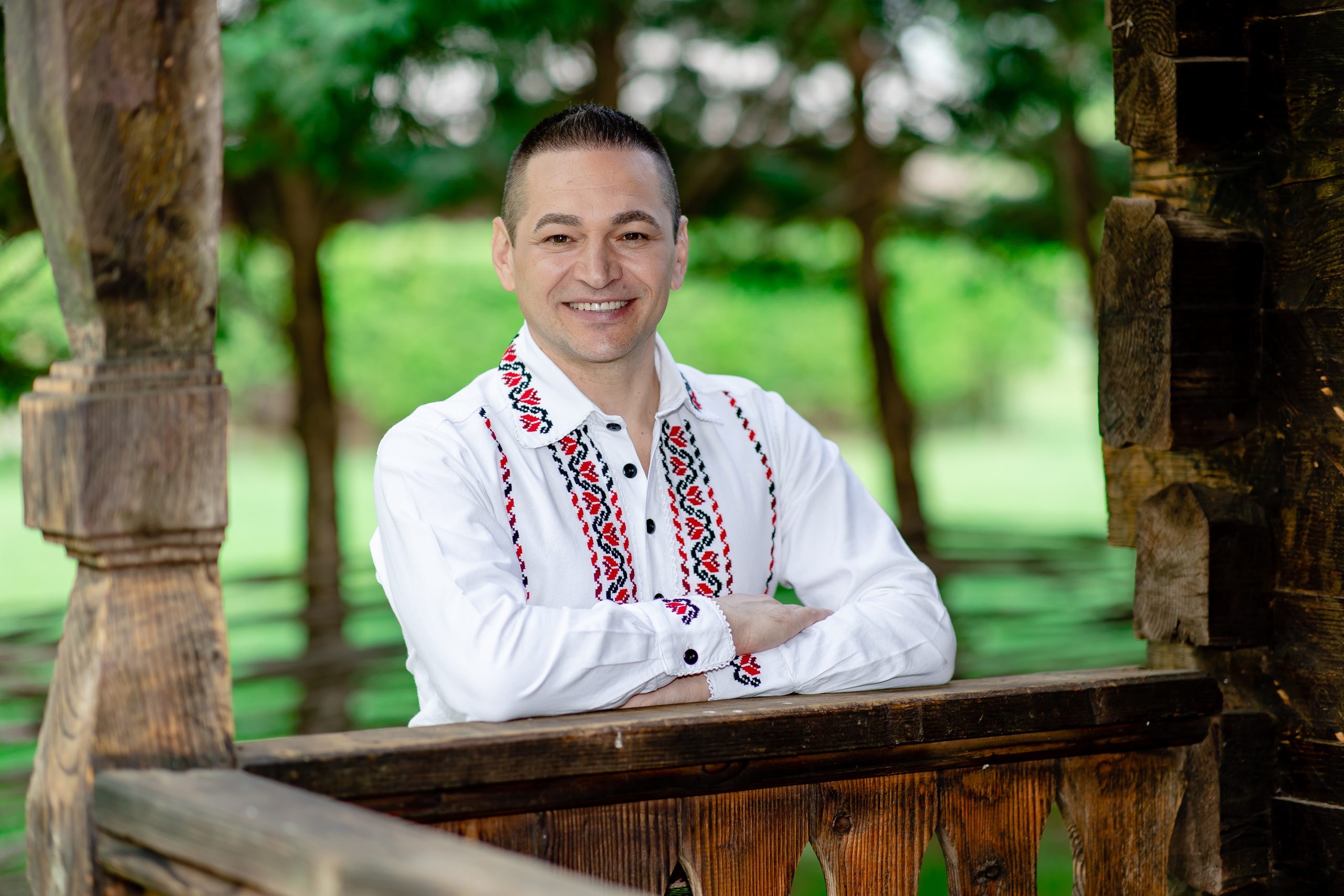 Florin Grigore, cântăreț de muzică populară și tradițională, la un eveniment
