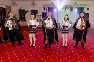 Florin Grigore, cântăreț de muzică populară, susținând un spectacol live la o nuntă.
