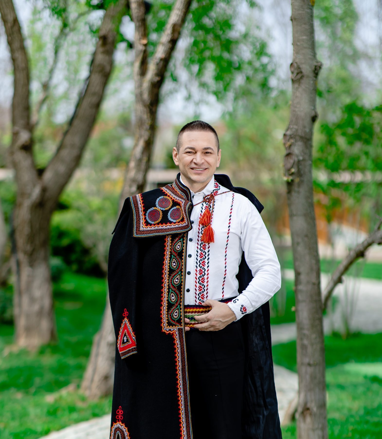 Solist nunta Florin Grigore interpretând muzică populară live.